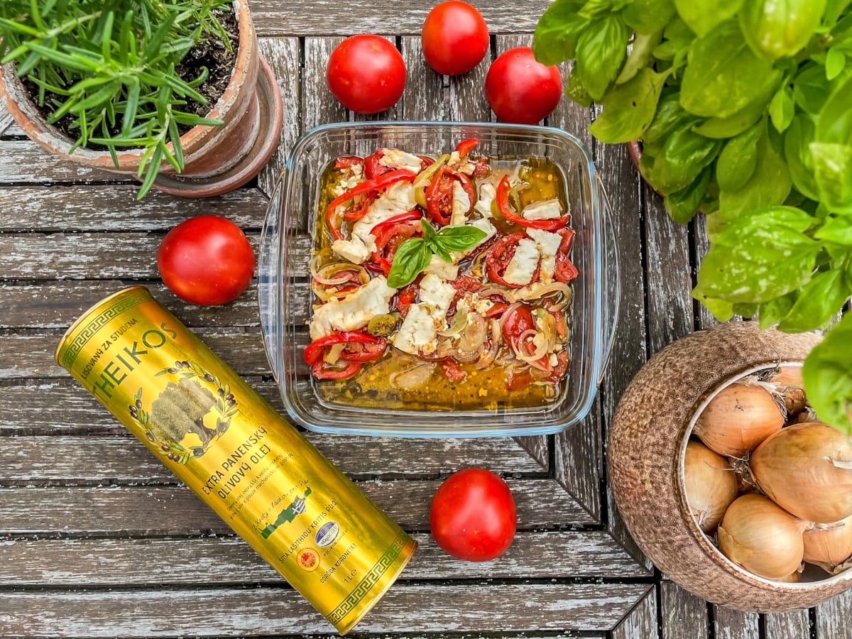 Zapečená feta s rajčaty, cibulí a paprikou - pravý řecký recept